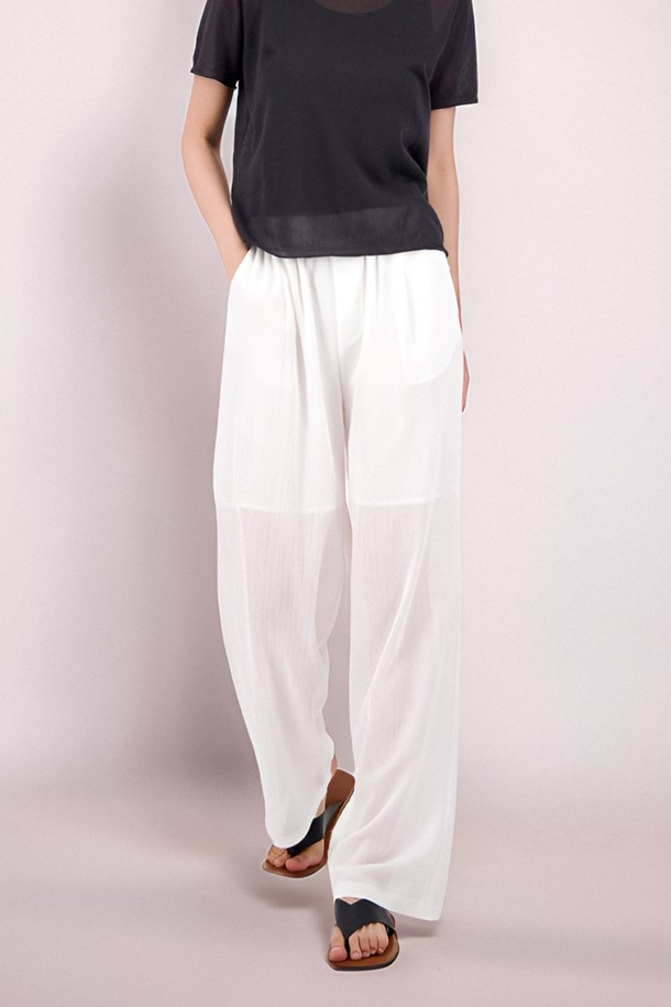 [25 summer] Sheer Bending Slacks _White는 여성용 슬랙스로, 시원하고 부드러운 면과 폴리에스테르 혼방 소재로 제작되어 봄, 여름, 가을에 착용하기 좋습니다. 루즈핏의 긴 기장, 얇은 두께, 플로잉 실루엣이 우아한 분위기를 연출하며, 반투명 시스루 소재와 더블 플리츠 디테일이 특징입니다. 허리 밴딩으로 편안하게 착용 가능하며, 통기성이 뛰어나고 신축성이 좋아 활동성을 보장합니다.
