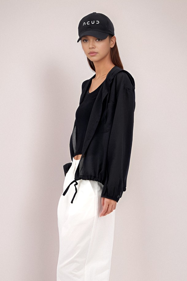 [25 썸머] 로고 스트링 볼캡 _블랙은 캐주얼, 미니멀, 시티보이 스타일을 위한 모자입니다. 블랙, 화이트, 베이지, 블루 4가지 색상으로 출시되었으며, 가볍고 부드러운 폴리에스테르 소재로 제작되어 사계절 내내 착용 가능합니다. 챙 넓이 6.5cm, 모자 깊이 12cm이며, FREE 사이즈로 54-58cm 둘레 조절이 가능합니다. 자수 로고와 메탈 스토퍼, 스트링 디자인이 특징이며, 일상 및 산책룩에 적합합니다.
