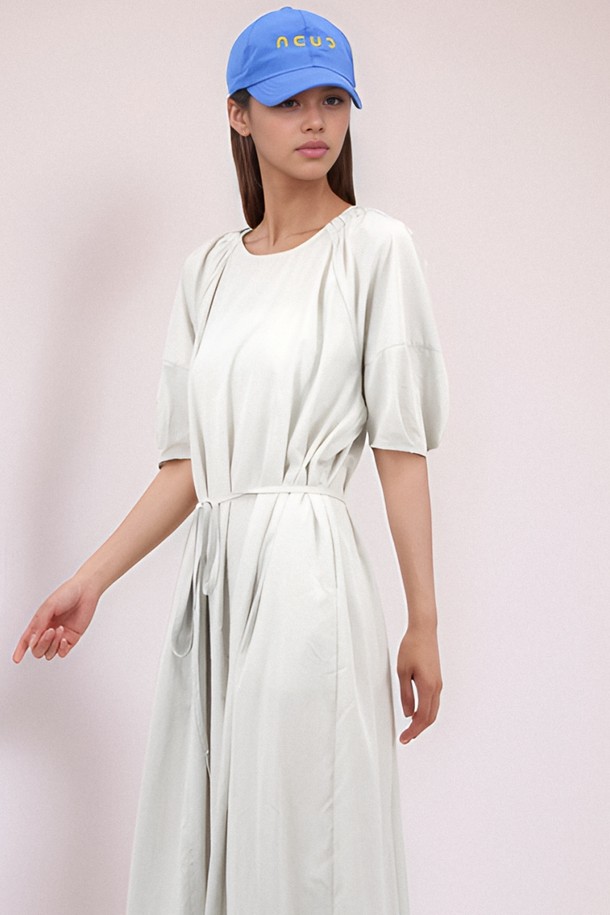 [25 썸머] 로고 스트링 볼캡 _블루는 캐주얼, 미니멀, 시티보이 스타일을 즐기는 모든 분께 어울리는 모자입니다. 산책룩, 여행룩에 매치하기 좋은 제품으로, 시원한 블루 컬러가 돋보입니다. 폴리에스테르 소재로 제작되어 가볍고 부드러운 촉감을 자랑하며, 모자 깊이 12cm, 챙 넓이 6.5cm입니다. 로고 자수와 메탈 스토퍼, 스트링 조절 디테일이 디자인의 포인트를 더하며, FREE 사이즈로 제작되어 54-58cm 둘레에 맞춰 착용 가능합니다.
