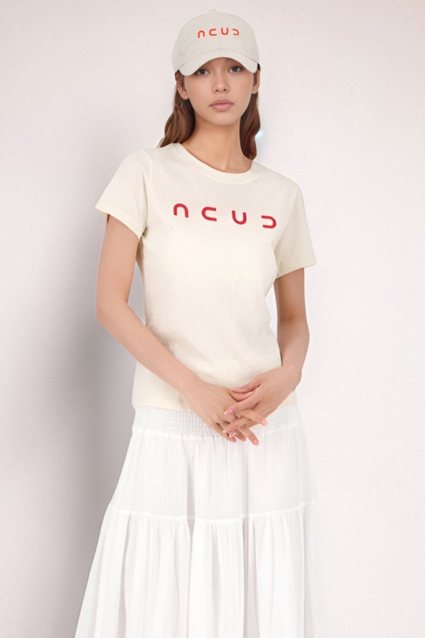 [25 썸머] 로고 스트링 볼 캡 _베이지는 캐주얼, 미니멀, 스트리트 스타일을 즐기는 분들을 위한 모자입니다. 폴리에스테르 소재로 제작되어 부드러운 촉감을 자랑하며, 얇은 두께로 봄, 여름, 가을, 겨울 사계절 내내 착용하기 좋습니다. 베이지, 블랙, 화이트, 블루 4가지 색상으로 출시되었으며, 챙 넓이 6.5cm, 모자 깊이 12cm, FREE 사이즈(54-58cm)로 제작되어 편안한 착용감을 제공합니다. 로고 자수와 스트링, 메탈 스토퍼 디테일이 돋보이며, 사이즈 조절과 통기성 기능을 갖춰 동네 마실룩, 산책룩에 안성맞춤입니다. 경량 디자인으로 가볍게 착용할 수 있습니다.
