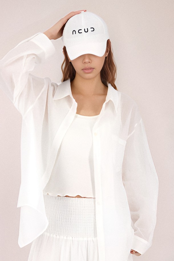 [25 썸머] 로고 스트링 볼캡 _화이트는 캐주얼, 미니멀, 스트리트 스타일을 즐겨 입는 분들을 위한 볼캡입니다. 폴리에스테르 소재로 제작되어 가볍고 통기성이 뛰어나 여름은 물론 사계절 내내 착용하기 좋습니다. U자형 로고 자수와 메탈 스토퍼, 스트링 디테일이 디자인의 포인트를 더하며, 스트링으로 사이즈 조절이 가능하여 편안한 착용감을 선사합니다. 동네 마실룩, 산책룩, 여행룩 등 다양한 TPO에 활용할 수 있는 데일리 아이템입니다.
