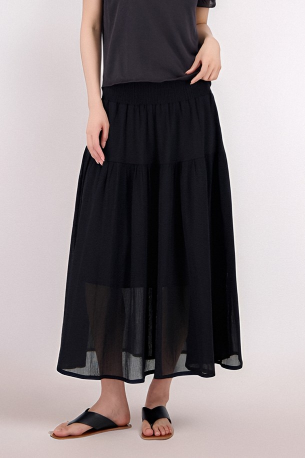 [25 summer] Sheer Bending Flare Skirt _Black은 시폰 소재로 제작된 여성용 롱 플레어 스커트입니다. 얇고 부드러운 촉감의 블랙 컬러 무지 디자인으로, 페미닌한 스타일을 연출하며 루즈핏과 쉬어한 특징이 여름철 시원하게 착용하기 좋습니다. 허리 밴딩 디테일이 편안한 착용감을 선사합니다.
