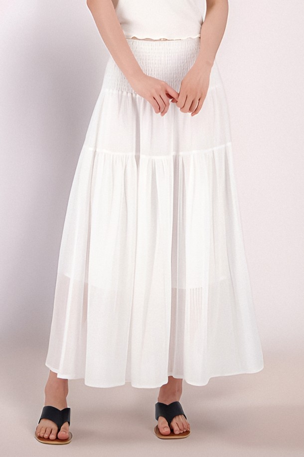 [25 summer] Sheer Bending Flare Skirt _White는 부드러운 촉감의 면과 폴리에스테르 혼방 소재로 제작된 여성용 플레어 스커트입니다. 허리 스모킹 밴딩과 시스루 시어 소재, 부분 비침 디자인이 특징이며, 루즈핏으로 편안하게 착용 가능합니다. 봄, 여름, 가을, 겨울 모든 계절에 활용할 수 있는 베이직하고 우아한 스타일의 화이트, 블랙 두 가지 색상으로 만나보세요.
