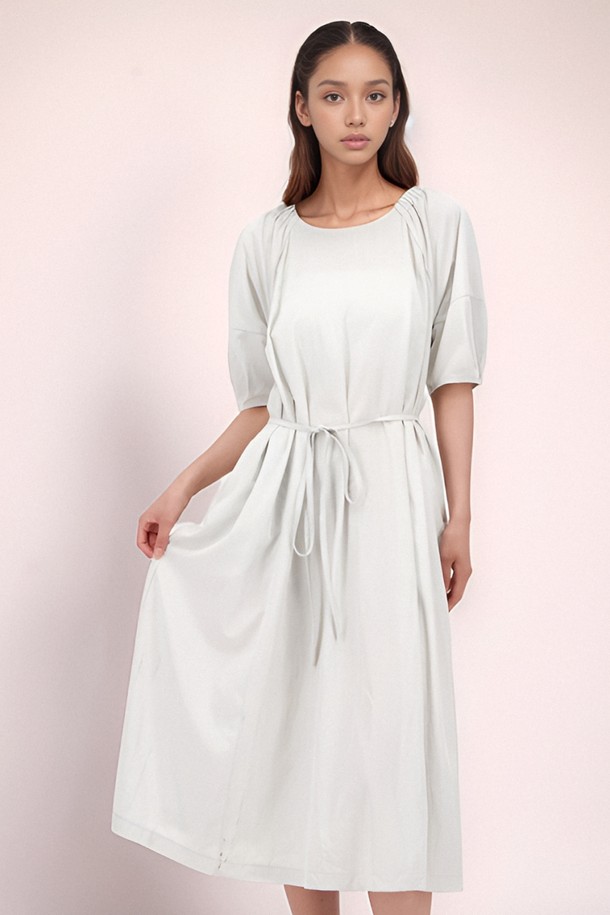 [25 summer] 벌룬 소매 스트랩 원피스 _L.Grey는 캐주얼하고 베이직한 스타일의 여성 여름 원피스입니다. 라이트 그레이 색상의 A라인 플레어 스커트 디자인으로, 얇은 두께감과 라운드넥, 반소매 기장이 특징입니다. 벌룬 소매와 스트랩, 플리츠 디테일이 더해져 여성스러운 분위기를 연출하며, 루즈핏으로 편안하게 착용할 수 있습니다.
