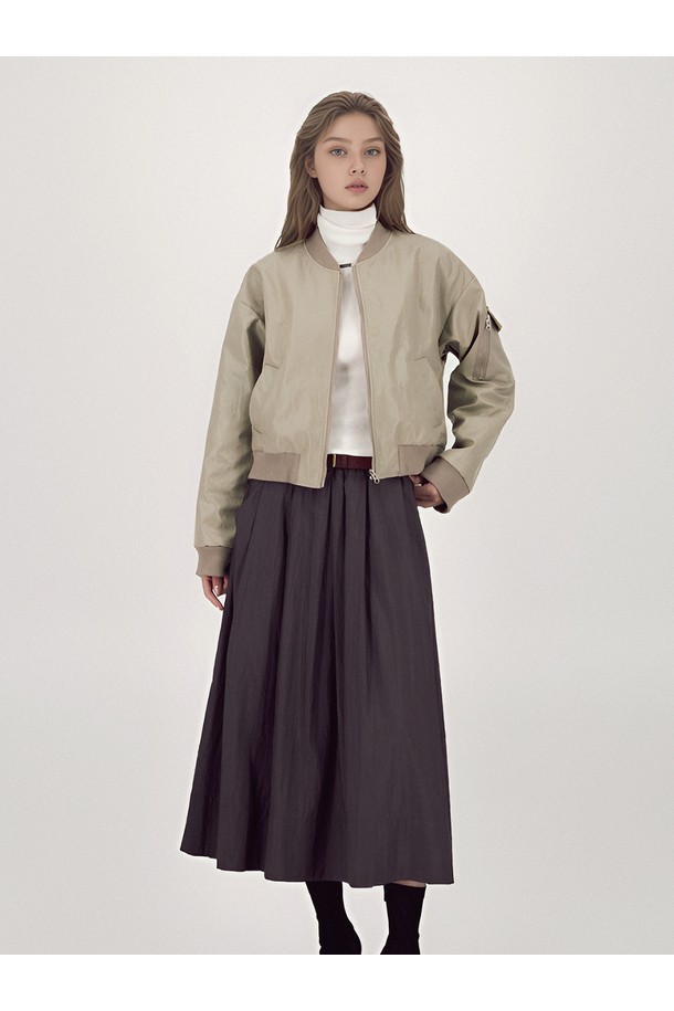 [25FW] 글로시 봄버 재킷_베이지는 가을, 겨울 시즌에 활용하기 좋은 여성용 점퍼입니다. 부드러운 촉감과 광택감 있는 코팅 처리가 돋보이며, 캐주얼 및 모던 스타일을 연출하기에 적합합니다. 무지 패턴에 루즈핏으로 편안함을 더했으며, 크롭 기장과 집업 여밈 방식으로 스타일리시함을 더했습니다. 3D 포켓 디테일, 소매 지퍼 디테일, 메달 로고 장식이 포인트이며, 방수 기능이 있어 실용적입니다. 가을 나들이룩, 겨울 데일리룩과 같은 TPO에 맞춰 다양한 스타일을 연출할 수 있습니다.
