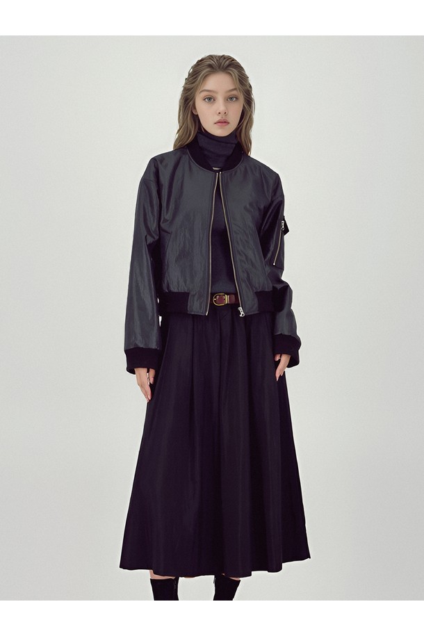 **[25FW]** 글로시 봄버 재킷 _블랙은 미니멀하고 캐주얼한 감각을 더해줄 여성용 아우터입니다. 가을, 겨울 시즌에 적합하며, 세미 루즈핏으로 편안하게 착용할 수 있습니다. 광택감 있는 나일론 소재로 제작되어 시크한 분위기를 연출하며, 지퍼 여밈 방식과 소매 지퍼 디테일로 포인트를 더했습니다. 크롭 기장으로 트렌디함을 살렸으며, 슬리브 포켓, 메탈 로고 장식, 입체 포켓 등의 디테일이 돋보입니다. 겨울 데일리룩에 활용하기 좋은 아이템으로, 비스코스와 폴리에스터 안감으로 따뜻함을 더했습니다.
