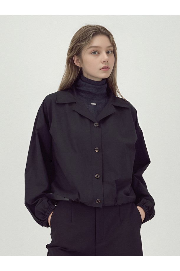 25FW 라이트 아우터 셔츠는 여성용으로, 가을과 겨울에 착용하기 좋은 얇은 두께의 블랙 컬러 셔츠형 홑겹 아우터입니다. 부드러운 폴리에스테르 소재로 제작되어 편안한 착용감을 선사하며, 셔츠 디자인과 레귤러 핏으로 미니멀하고 베이직한 스타일을 연출합니다. 출근룩 또는 겨울 데일리룩에 활용하기 좋으며, 미니멀하고 클래식한 스타일을 선호하는 분들에게 적합합니다. 버튼 여밈 방식과 긴 소매 기장으로 다양한 스타일링이 가능합니다.
