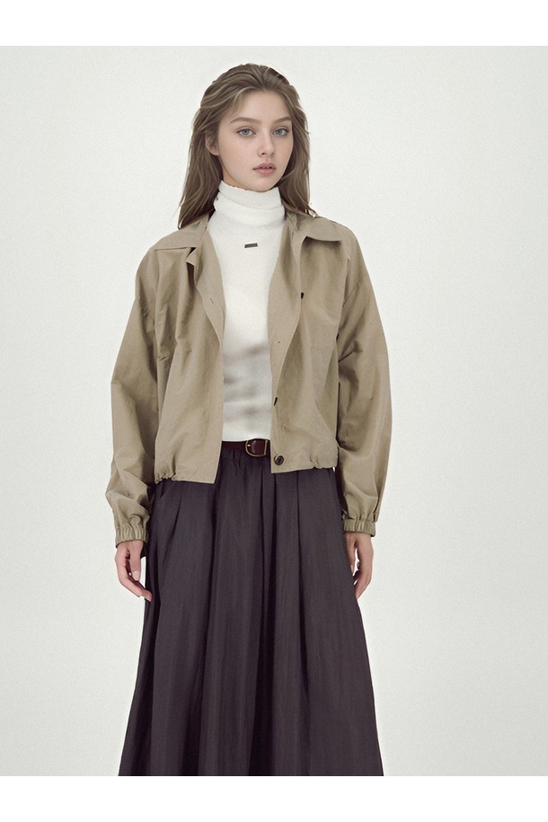 [25FW] 라이트 아우터 셔츠 베이지는 미니멀하고 베이직한 스타일의 여성용 셔츠형 아우터입니다. 가을 계절에 적합하며, 얇고 부드러운 촉감의 하이덴시티 나일론 혼방 소재로 제작되었습니다. 셔츠형 디자인에 버튼 여밈 방식이며, 루즈핏으로 편안하게 착용할 수 있습니다. 투웨이 디자인, 소매 밴딩, 밑단 드로우스트링, 은은한 광택감 등 다양한 디테일이 특징입니다. 가을 나들이룩이나 데이트룩, 캐주얼, 클래식 스타일 연출에 용이합니다.
