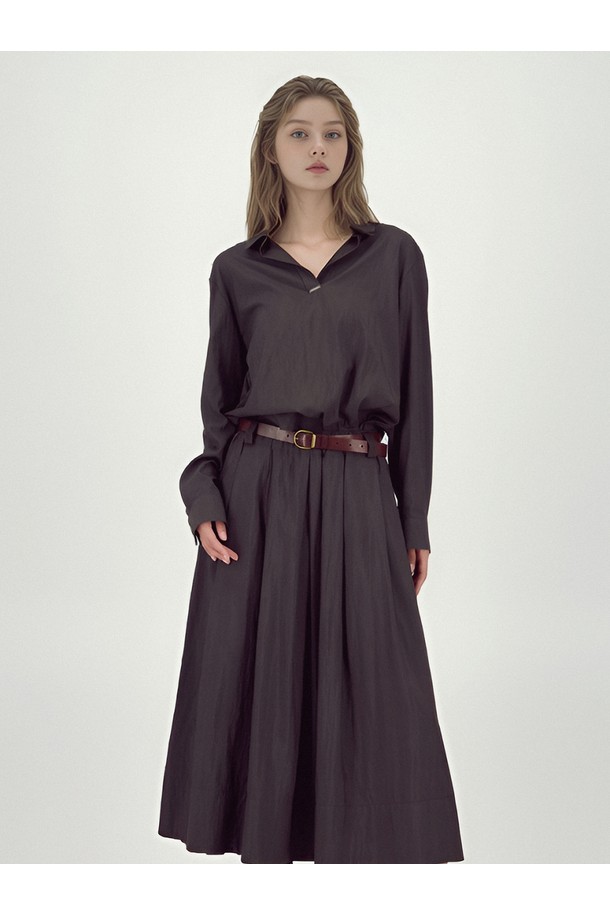 [25FW] 글로시 세트업 투피스 _다크 브라운은 가을과 겨울에 어울리는 여성 의류입니다. 부드러운 촉감의 폴리에스테르 소재로 제작되었으며, 미니멀하고 클래식한 스타일을 연출합니다. 다크 브라운 컬러의 무지 디자인에 벨트 세트, 광택감이 더해져 세련된 분위기를 자아냅니다. 루즈핏의 브이넥 긴소매 상의와 A라인 플레어 치마로 구성되어 데이트룩, 모임룩, 겨울 데일리룩으로 활용하기 좋습니다.
