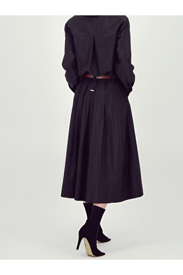 [25FW] 글로시 세트업 투피스 _블랙은 미니멀하고 모던한 스타일의 여성 의류입니다. 가을에 어울리는 얇은 두께감과 부드러운 촉감의 레이온, 나일론, 폴리에스테르 혼방 소재로 제작되었습니다. 광택감 있는 코팅 소재가 특징이며, 릴랙스 핏의 상의와 세미 플레어 실루엣의 하의로 구성된 투피스 세트입니다. 라운드넥 디자인에 긴 소매와 소매 포켓 디테일, 메달 로고 장식이 더해져 세련된 포인트를 더했습니다. 데이트룩, 모임룩, 오피스룩 등 다양한 TPO에 활용 가능한 클래식하고 시크한 아이템입니다.
