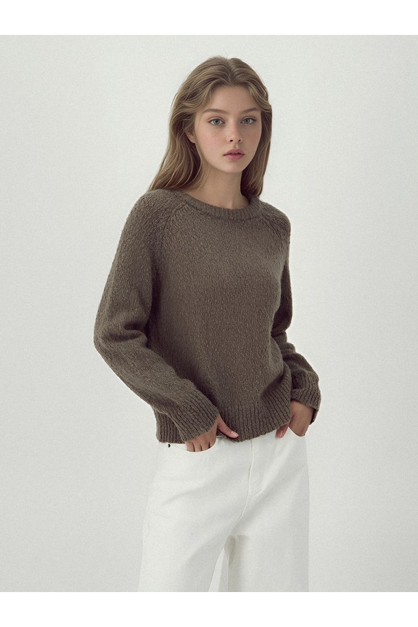 [25FW] 소프트 로프티 니트 _ 브라운은 부드러운 감촉과 따뜻한 착용감을 선사하는 여성용 니트/스웨터입니다. 프리미엄 울 90%와 캐시미어 10%의 혼방으로 제작되어 뛰어난 보온성을 자랑하며, 하이 덴시티 니트 구조와 로프티한 텍스처가 특징입니다. 라운드넥에 긴소매, 레귤러 기장으로 제작되어 미니멀하고 베이직한 스타일을 연출하며, 25 Fall Collection의 "SCULPTED SOFTNESS"를 담아낸 디자인으로 자연스러운 드레이핑을 선사합니다. 브라운 컬러는 가을, 겨울 데일리룩, 카페룩, 모임룩 등 다양한 TPO에 활용하기 좋으며, 루즈핏 또는 세미 루즈핏으로 편안함과 스타일리시함을 동시에 잡았습니다. 뒤판 백 로고 디테일이 은은한 포인트를 더합니다.
