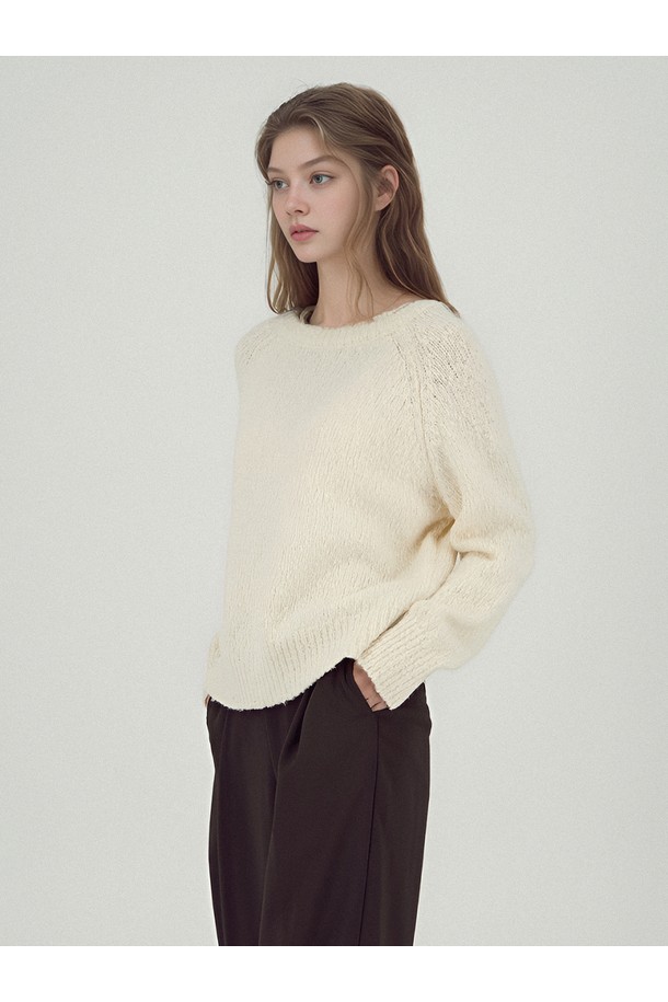 [25FW] 소프트 로프티 니트 _ 아이보리 입니다. 부드러운 촉감의 울과 캐시미어 혼방 소재로 제작되어 가을, 겨울 시즌 포근하게 착용하기 좋습니다. 라운드넥에 루즈핏으로 편안한 착용감을 선사하며, 하이덴시티 니트 구조로 높은 퀄리티를 자랑합니다. 미니멀한 로고 프린트와 브랜드 메달 로고 장식이 은은한 포인트를 더하며, 겨울 데일리룩, 카페룩 등 다양한 TPO에 활용하기 좋은 베이직한 아이템입니다. 미니멀, 클래식 스타일을 선호하는 여성분들께 추천합니다.
