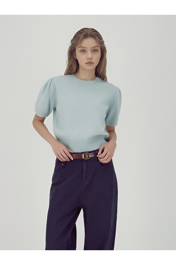 [25FW] 벌룬 숄더 하프 니트 _스카이는 부드러운 촉감의 울, 라쿤, 나일론, 폴리에스터 혼방 소재로 제작되어 가을과 겨울에 착용하기 좋습니다. 스카이 블루 컬러의 라운드넥 반소매 니트로, 엘레강스하면서 미니멀한 스타일을 연출합니다. 벌룬 숄더 디테일과 볼륨감 있는 소매 라인이 특징이며, 세미 크롭 기장과 미니멀 메탈 로고 프린트로 포인트를 더했습니다. 데이트룩, 카페룩, 모임룩 등 다양한 TPO에 미니멀, 클래식, 시크한 스타일로 활용할 수 있습니다. 루즈핏으로 편안하게 착용 가능하며, 두께감 있는 니트입니다.
