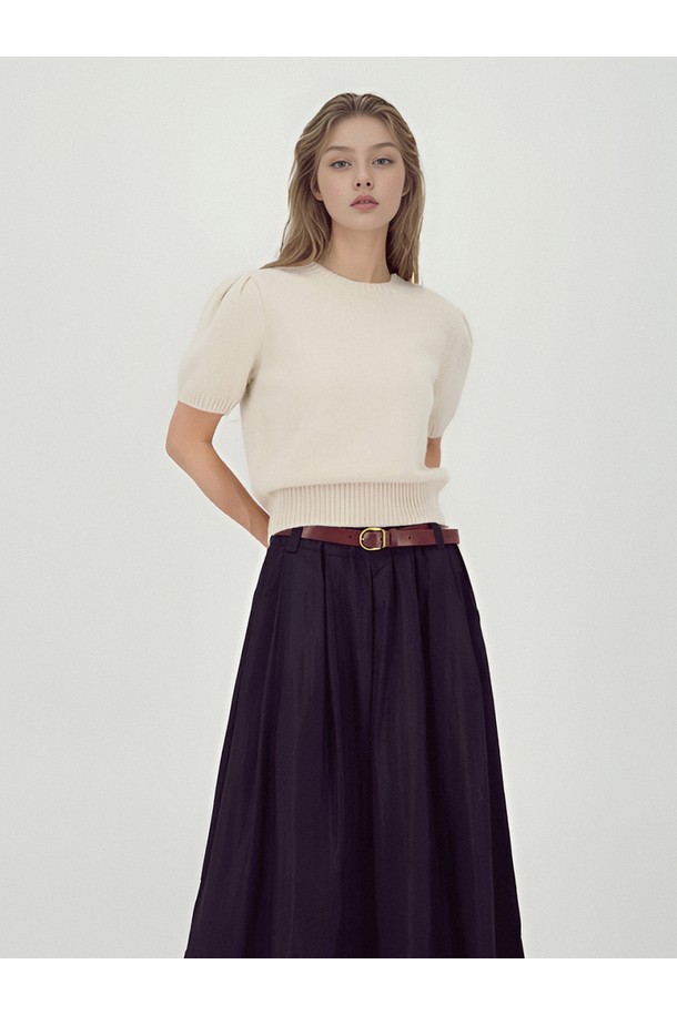 [25FW] 벌룬 숄더 하프 니트 베이지는 여성용 상의 니트/스웨터입니다. 가을, 겨울 시즌에 어울리는 두께감 있는 울 소재로 제작되었으며, 베이직하고 미니멀한 스타일을 연출합니다. 라운드넥 디자인에 반소매 기장, 크롭 기장으로 레귤러핏을 선사하며, 부드러운 촉감과 벌룬 숄더 디테일이 특징입니다. 겨울 데일리룩에 미니멀하면서도 클래식한 무드를 더해줍니다.
