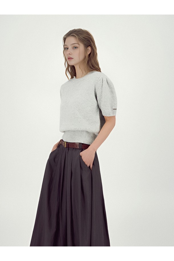 [25FW]_벌룬 숄더 하프 니트 _그레이는 여성 의류 상의 니트/스웨터 제품입니다. 가을, 겨울 시즌에 적합하며, 페미닌하고 클래식한 스타일을 연출합니다. 부드러운 촉감의 니트 소재로 제작되었으며, 크롭 기장의 반소매 디자인입니다. 라운드넥에 레귤러핏으로, 벌룬 숄더 디테일이 특징인 일상복 및 데이트룩, 겨울 데일리룩으로 활용하기 좋은 아이템입니다.
