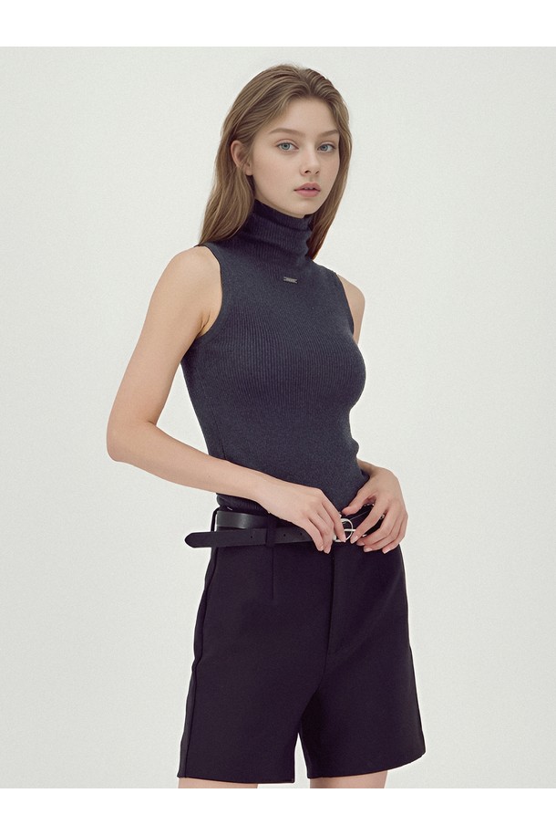 [25FW] 립드 슬리브리스 니트 (차콜)는 미니멀하고 베이직한 스타일의 여성 상의입니다. 레이온, 아크릴, 폴리에스터, 울 혼방 소재로 제작되어 부드러운 촉감과 신축성을 제공하며 사계절 활용이 가능합니다. 하이넥 디자인에 슬림핏으로, 고밀도 골지 조직과 깔끔한 넥 라인이 특징입니다. 투웨이 착용이 가능한 민소매 디자인으로, 데일리웨어 또는 이너웨어로 활용하기 좋습니다.
