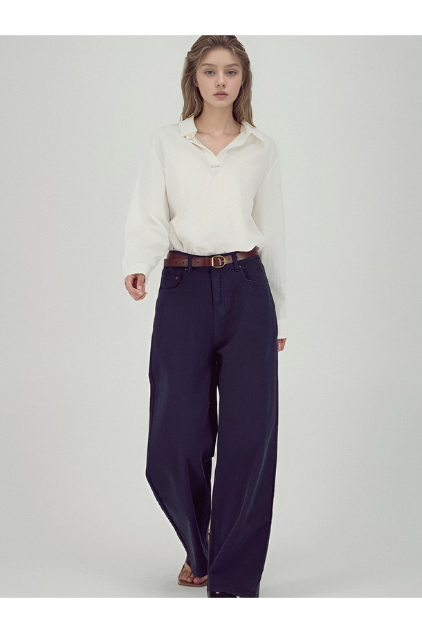 [25FW] 글로시 셔츠 블라우스 _아이보리입니다. 부드러운 촉감의 폴리에스테르 소재로 제작되어 가을, 겨울에 착용하기 좋은 얇은 두께의 블라우스입니다. 카라 디테일과 레귤러 핏으로 베이직하면서도 클래식한 스타일을 연출합니다. 은은한 광택감이 돋보이며, 긴 소매 기장으로 오피스룩, 출근룩, 겨울 데일리룩 등 다양한 TPO에 활용 가능합니다. 미니멀하고 클래식한 무드를 선호하는 여성분들께 추천하는 아이보리 컬러의 셔츠 블라우스입니다.
