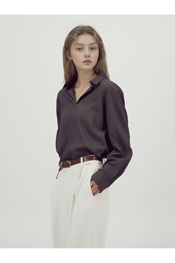 [25FW] 글로시 셔츠 블라우스 _다크 브라운은 여성 의류로, 가을과 겨울에 어울리는 얇은 두께의 긴소매 블라우스입니다. 부드러운 촉감의 폴리에스테르 소재로 제작되었으며, 미니멀하고 베이직한 스타일을 연출합니다. 다크 브라운 컬러의 무지 디자인에 광택감이 더해져 고급스러운 분위기를 자아내며, 브이넥 라인과 루즈핏으로 편안한 착용감을 선사합니다. 출근룩과 겨울 데일리룩에 활용하기 좋으며, 미니멀, 클래식, 캐주얼 등 다양한 스타일로 연출할 수 있습니다.
