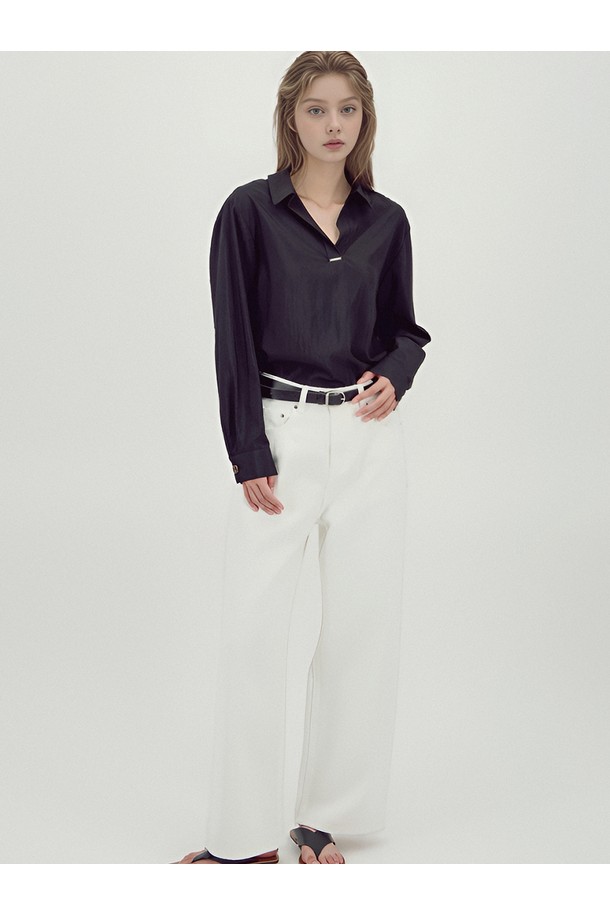 [25FW] 글로시 셔츠 블라우스 _블랙은 미니멀하고 클래식한 스타일을 추구하는 여성들을 위한 셔츠/블라우스입니다. 부드러운 촉감의 레이온과 나일론 혼방 소재로 제작되었으며, 사계절 내내 착용 가능합니다. 블랙 컬러, 루즈핏, 얇은 두께로 편안한 착용감을 선사하며 오피스룩, 출근룩, 모임룩 등 다양한 TPO에 활용하기 좋습니다. 미니 칼라 디자인과 메탈 로고 프린트 칼라, 로고 버튼 디테일, 소매 개더링, 광택감 있는 소재가 특징입니다. 긴 소매 기장으로 시크한 무드를 연출합니다.
