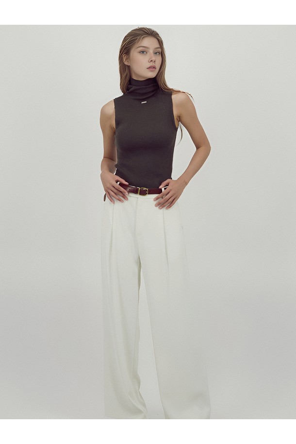 [25FW] 소프트 플로우 슬랙스 _ 아이보리는 부드러운 촉감의 폴리에스테르 소재로 제작된 여성 슬랙스입니다. 가을, 겨울 시즌에 적합하며, 얇은 두께감과 루즈핏, 와이드 핏으로 편안한 착용감을 선사합니다. 미니멀하고 베이직한 스타일을 연출하며, 플로우 실루엣으로 세련된 분위기를 더합니다. 출근룩 및 겨울 데일리룩에 활용하기 좋으며, 미니멀, 클래식, 캐주얼 등 다양한 스타일을 소화할 수 있습니다.
