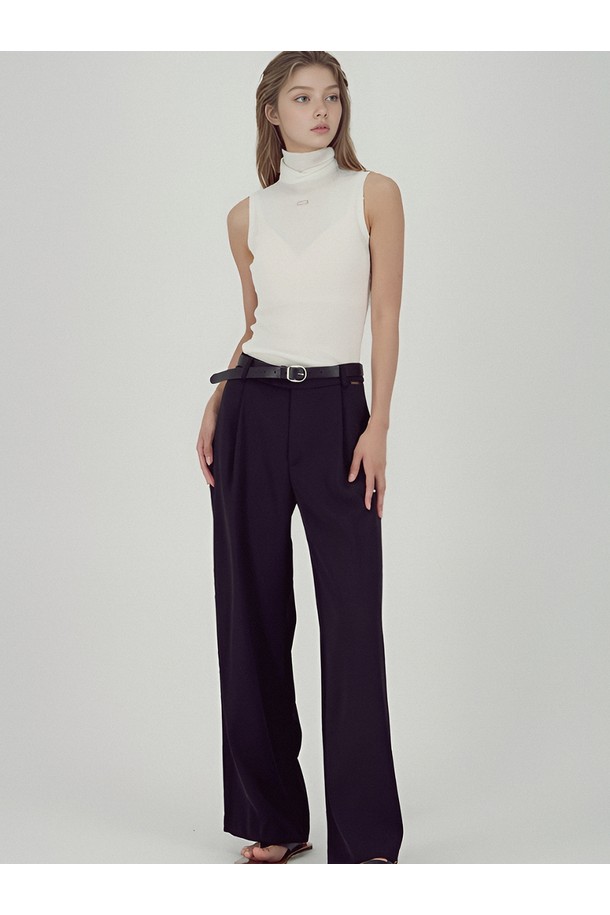 [25FW] 소프트 플로우 슬랙스 블랙은 오피스룩, 비즈니스 캐주얼, 출근룩에 적합한 여성 슬랙스입니다. 미니멀, 클래식, 시크 스타일을 위한 디자인으로, 가을과 겨울에 착용하기 좋습니다. 부드러운 촉감의 폴리에스테르 소재로 제작되었으며, 밴드 없는 깔끔한 마감과 플리츠 디테일이 특징입니다. 세미 와이드 핏에 자연스러운 광택감과 우아한 드레이프성을 더하여 편안하면서도 세련된 실루엣을 연출합니다. 무지 패턴의 긴 기장 슬랙스로 다양한 상의와 매치하여 폭넓게 활용할 수 있습니다.
