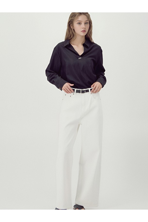 [25FW] 소프트 스트럭쳐 데님 _ 화이트는 미니멀하고 베이직한 스타일의 여성 데님 팬츠입니다. 봄, 여름, 가을 시즌에 착용하기 좋으며, 부드러운 촉감의 데님과 면 혼방 소재로 제작되었습니다. 와이드 & 벌룬 핏의 루즈핏으로 편안한 착용감을 선사하며, 입체적인 실루엣과 구조적인 볼륨감이 특징입니다. 5포켓 디테일과 리벳 장식, 클린한 디자인이 돋보이며, 쇼핑룩, 카페룩 등 데일리 룩으로 활용하기 좋습니다.
