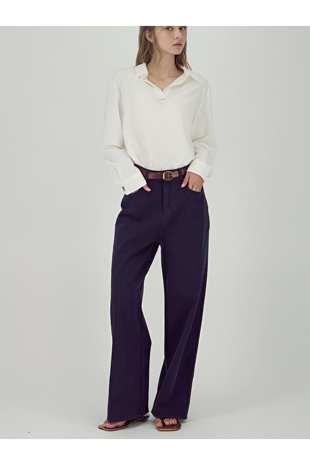 [25FW] 소프트 스트럭처 데님 _ 네이비는 가을, 겨울에 어울리는 여성용 데님 팬츠입니다. 부드러운 촉감의 데님과 면 혼방 소재로 제작되었으며, 톤 다운된 네이비 컬러와 무지 패턴이 미니멀하고 클래식한 스타일을 연출합니다. 와이드 핏과 루즈핏으로 편안함을 선사하며, 5포켓 디테일과 메달리온 장식, 배럴 레그 실루엣이 구조적인 볼륨감을 더합니다. 가을 나들이룩, 겨울 데일리룩 등 다양한 TPO에 맞춰 시크하고 세련된 스타일을 완성해보세요.
