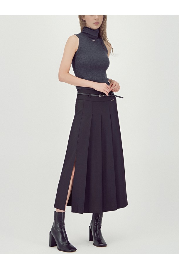 [25FW] 어반 플리츠 스커트 _블랙은 모던하고 우아한 스타일을 연출하는 여성용 플리츠 스커트입니다. 얇고 부드러운 폴리에스테르 소재로 제작되어 편안한 착용감을 선사하며, 은은한 광택감이 도는 코팅 나일론이 돋보입니다. 세미 벌룬 핏과 사이드 슬릿 디테일이 활동성을 더하고, 턱 주름 디자인으로 포인트를 주었습니다. 옆 지퍼 클로징 방식으로 간편하게 착용 가능하며, 데이트룩, 모임룩, 카페룩 등 다양한 TPO에 활용할 수 있습니다. 클래식, 미니멀, 시크한 스타일을 즐겨 입는 분들께 추천하는 아이템입니다.
