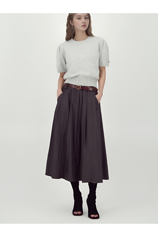 [25FW] 다크 브라운 배럴 볼륨 스커트는 여성스러운 실루엣을 연출하는 미디 기장의 스커트입니다. 가을, 겨울 시즌에 적합하며, 레이온, 나일론, 폴리에스터 혼방 소재로 제작되어 부드러운 촉감과 실크 같은 유연한 텍스처를 자랑합니다. 광택감 있는 소재와 매트한 코팅 마감의 조화가 돋보이며, A라인과 벌룬 핏으로 미니멀하면서도 모던한 스타일을 완성합니다. 허리에는 신축성 있는 밴딩을 적용하여 편안한 착용감을 제공하며, 사이드 포켓으로 실용성을 더했습니다. 겨울 데일리룩, 모임룩, 카페룩 등 다양한 TPO에 맞춰 시크하고 클래식한 무드를 연출할 수 있습니다.
