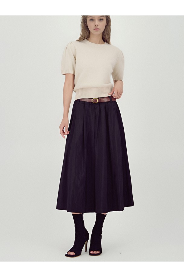 [25FW] 배럴 볼륨 스커트 _블랙은 여성용 스커트로, 가을과 겨울에 어울리는 미디 기장의 제품입니다. 모던하고 미니멀한 스타일을 추구하며, 루즈핏 A라인과 벌룬 핏으로 편안하면서도 세련된 실루엣을 연출합니다. 블랙 컬러의 무지 디자인에 은은한 광택감과 매트한 코팅 마감이 특징이며, 레이온, 나일론, 폴리에스터 혼방 소재로 부드러운 촉감을 선사합니다. 허리 전체 밴딩과 사이드 포켓 디테일로 실용성을 더해 겨울 데일리룩, 모임룩, 쇼핑룩 등 다양한 TPO에 활용하기 좋습니다. 미니멀, 클래식, 시크한 스타일을 즐기는 분들께 추천합니다.
