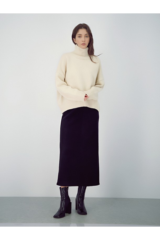 [25FW] 크레이프 스웨이드 벤딩 스커트 _블랙은 가을, 겨울 시즌에 어울리는 여성용 스커트입니다. 미니멀하고 베이직한 스타일로, 출근룩, 오피스룩, 모임룩 등 다양한 TPO에 활용하기 좋습니다. 부드러운 촉감의 크리프 스웨이드 소재로 제작되었으며, H라인의 레귤러핏 디자인이 특징입니다. 블랙 컬러의 무지 디자인으로, 어떤 상의와도 쉽게 매치하여 시크하고 클래식한 스타일을 연출할 수 있습니다. 두꺼운 두께감으로 따뜻하게 착용 가능하며, 벤딩 타입의 치마로 편안한 착용감을 선사합니다.
