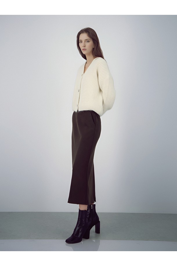 25FW 크레이프 스웨이드 벤딩 스커트 _브라운은 부드러운 촉감의 크리프 소재 스웨이드로 제작되어 가을, 겨울 시즌에 따뜻하게 착용하기 좋은 여성용 스커트입니다. 미니멀하고 베이직한 스타일로, H라인의 레귤러핏 디자인이 특징입니다. 브라운 컬러의 무지 패턴으로 다양한 상의와 손쉽게 매치하여 출근룩, 모임룩, 데이트룩 등 폭넓은 TPO에 활용할 수 있습니다. 벤딩 타입으로 편안한 착용감을 선사하며, 미니멀, 클래식, 시크한 스타일을 연출하기 좋습니다. 두께감 있는 소재로 제작되어 겨울철에도 따뜻하게 스타일링할 수 있습니다.
