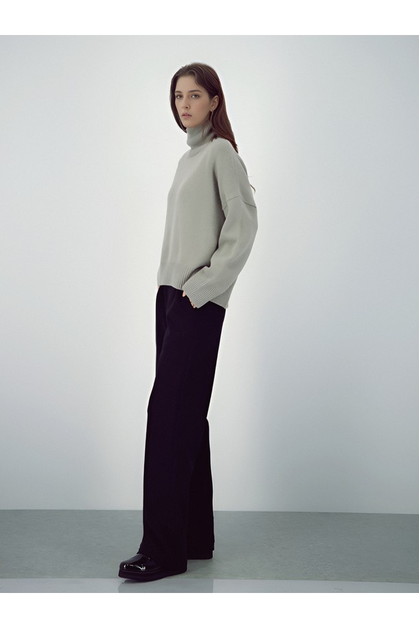 [25FW] 크레이프 플로우 슬랙스 _블랙은 미니멀하고 베이직한 스타일의 여성 슬랙스입니다. 가을과 겨울에 적합하며, 부드러운 촉감의 폴리에스테르 소재로 제작되어 편안한 착용감을 선사합니다. 루즈핏 와이드 레그 디자인에 크리스 주름 디테일이 더해져 시크한 무드를 연출합니다. 오피스룩, 출근룩, 모임룩 등 다양한 TPO에 활용 가능하며, 미니멀, 클래식, 시크 스타일을 즐기는 분들께 추천합니다.
