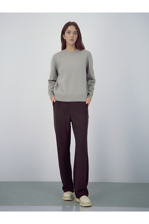 [25FW] 크레이프 플로우 슬랙스 _브라운은 부드러운 촉감의 크레이프 소재로 제작되어 가을, 겨울 시즌에 착용하기 좋은 여성 슬랙스입니다. 와이드 핏과 루즈핏으로 편안한 착용감을 선사하며, 미니멀하고 베이직한 디자인으로 출근룩, 오피스룩, 모임룩 등 다양한 TPO에 활용할 수 있습니다. 얇은 두께감과 드레이프성이 특징이며, 무지 디자인으로 어떤 상의와도 쉽게 매치할 수 있습니다. 클래식하고 시크한 스타일을 연출하기에 적합하며, 긴 기장으로 다리가 길어 보이는 효과를 줍니다.
