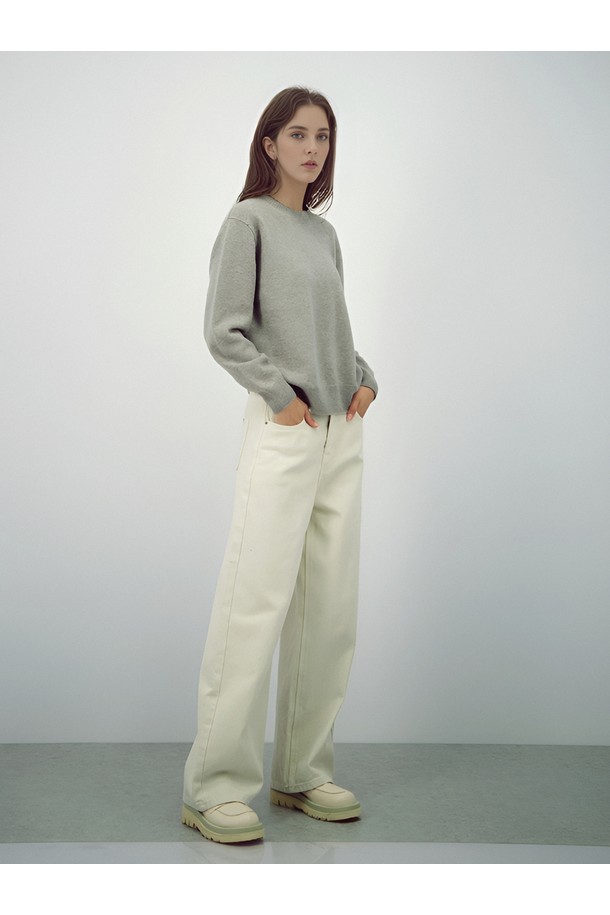 [25FW] 소프트 스트럭처 데님 _L.베이지는 여성용으로, 가을과 겨울에 착용하기 좋은 두꺼운 두께감의 데님 팬츠입니다. 라이트 베이지 컬러의 무지 디자인으로 미니멀하고 베이직한 스타일을 연출합니다. 와이드하면서 루즈하게 떨어지는 핏과 하이웨스트 디테일이 특징이며, 부드러운 촉감으로 편안하게 착용할 수 있습니다. 데님 소재 특유의 견고함과 핏을 살린 룩을 완성하여 미니멀, 클래식한 스타일을 선호하는 분들께 추천합니다.
