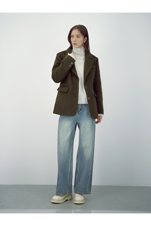 [25FW] 스트럭처 워싱 데님은 남녀 모두 착용 가능한 와이드 핏 데님 팬츠입니다. 연청 컬러의 데님 소재에 워싱 가공을 더해 빈티지한 무드를 연출하며, 봄, 가을, 겨울 세 계절 모두 활용 가능합니다. 캐주얼 및 베이직 스타일을 즐겨 입는 분들께 추천하며, 뻣뻣한 촉감과 루즈핏으로 편안함을 선사합니다. 구조적인 디자인이 돋보이는 이 데님 팬츠는 일상에서 개성 있는 스타일을 완성해줍니다.
