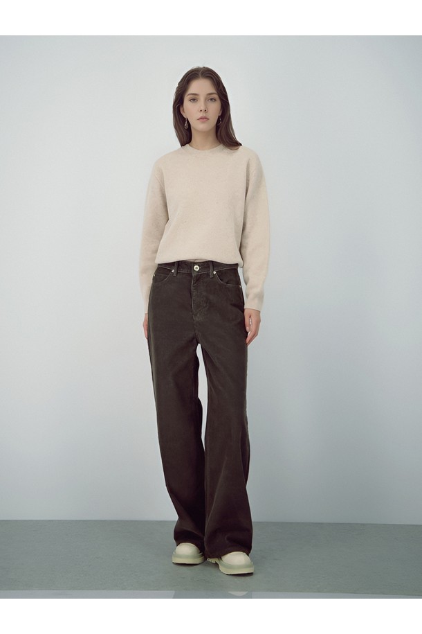 [25FW] 코듀로이 스트럭처 팬츠 _카키는 가을과 겨울에 어울리는 남성용 코듀로이 팬츠입니다. 부드러운 촉감의 두꺼운 코듀로이 소재로 제작되어 따뜻하고 편안한 착용감을 선사합니다. 와이드하고 루즈한 핏으로 트렌디한 스타일을 연출하며, 구조적인 디자인과 스트럭처 디테일이 돋보입니다. 베이직하면서도 캐주얼한 무드로 다양한 상의와 매치하여 스타일리시하게 연출할 수 있습니다. 미니멀하고 클래식한 스타일을 선호하는 남성분들께 추천합니다.
