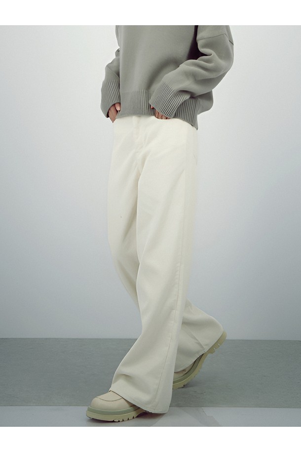 [25FW] 코듀로이 스트럭처 팬츠 _아이보리'는 가을, 겨울 시즌에 어울리는 여성용 코듀로이 와이드 팬츠입니다. 뻣뻣한 촉감과 두꺼운 두께감으로 구조적인 디자인을 살린 루즈핏의 아이보리 컬러 무지 팬츠로, 베이직한 스타일을 연출합니다. 출근룩, 클래식, 미니멀, 캐주얼 스타일에 모두 잘 어울리며, 밴딩 없이 허리 라인을 잡아줍니다. 
