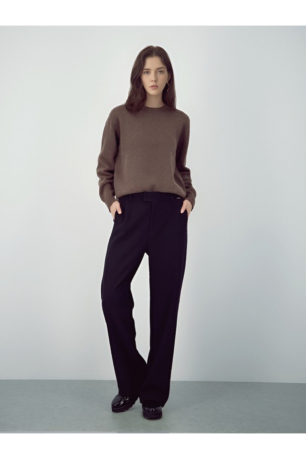 [25FW] 라운드 울 니트 _브라운은 여성 고객을 위한 가을, 겨울 시즌 필수 아이템입니다. 부드러운 촉감의 울 소재로 제작되어 포근하고 편안한 착용감을 선사하며, 레귤러핏과 라운드넥 디자인으로 베이직하면서도 미니멀한 스타일을 연출합니다. 톤 다운된 브라운 컬러의 무지 패턴은 어떤 룩에도 자연스럽게 어울리며, 긴 소매 기장과 두꺼운 두께감으로 따뜻함을 더합니다. 출근룩과 모임룩 모두에 활용 가능하며, 클래식, 미니멀, 캐주얼 등 다양한 스타일을 소화하는 기본 니트입니다. 심플한 디자인으로 데일리하게 즐겨 입을 수 있습니다.
