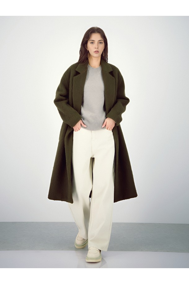 [25FW] 라운드 울 니트 _그레이는 여성용 상의로, 가을과 겨울에 착용하기 좋은 라운드넥 니트입니다. 베이직하고 미니멀한 스타일로, 레귤러핏과 긴소매 기장으로 제작되었습니다. 부드러운 촉감의 울 소재로 제작되어 따뜻하고 편안하게 착용할 수 있으며, 두께감 있는 디자인으로 겨울철에도 든든합니다. 무지 패턴의 그레이 컬러로 다양한 하의와 쉽게 매치할 수 있어 활용도가 높습니다. 일상복으로 적합한 기본 아이템입니다.
