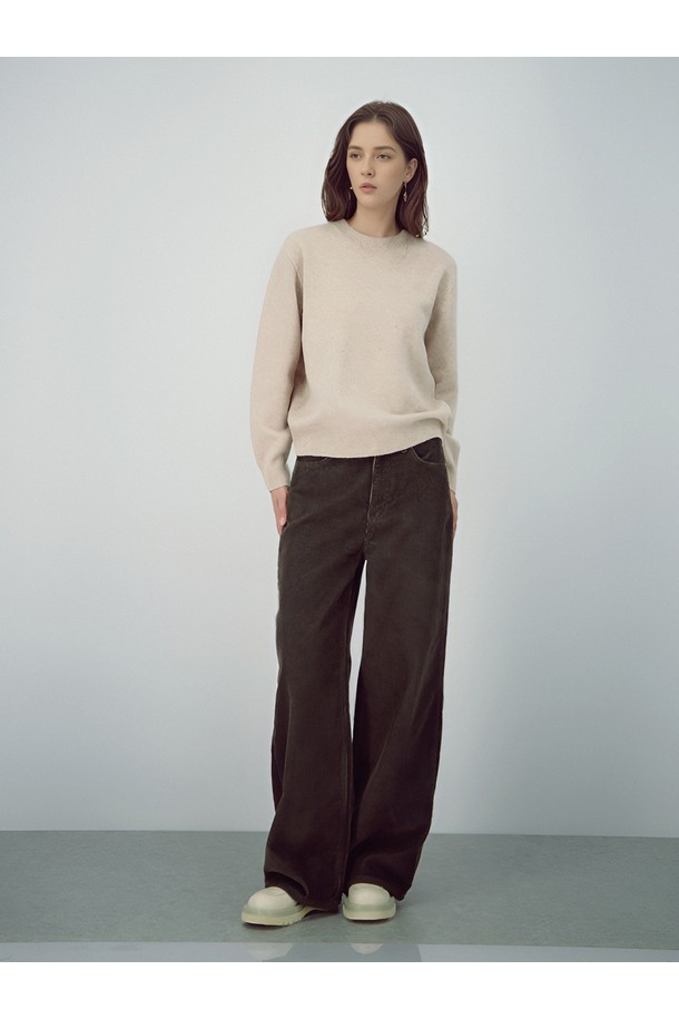 [25FW] 라운드 울 니트 _오트밀은 부드러운 촉감의 울 소재로 제작되어 가을과 겨울에 따뜻하게 착용할 수 있는 여성 라운드넥 니트입니다. 베이직하고 미니멀한 스타일로, 출근룩과 모임룩, 그리고 클래식, 미니멀, 캐주얼 등 다양한 스타일과 TPO에 잘 어울립니다. 레귤러 핏과 긴 소매 기장으로 편안한 착용감을 선사하며, 두꺼운 두께감으로 포근함을 더했습니다. 25FW 시즌을 대표하는 오트밀 컬러의 무지 디자인은 어떤 옷에도 매치하기 용이하여 활용도가 높습니다.
