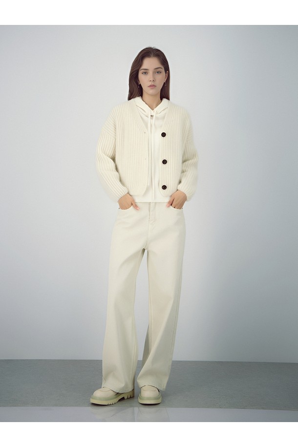 [25FW] 후디 울 니트 _아이보리는 포근함과 스타일을 동시에 갖춘 여성용 후드 니트입니다. 부드러운 울 소재로 제작되어 가을, 겨울 시즌에 따뜻하게 착용 가능하며, 레귤러 핏으로 편안한 착용감을 선사합니다. 베이직하고 캐주얼한 디자인으로 다양한 스타일 연출이 용이하며, 무지 패턴과 아이보리 컬러는 어떤 옷에도 잘 어울립니다. 긴 소매와 후드 디자인, 캥거루 포켓 디테일이 실용성을 더해줍니다.
