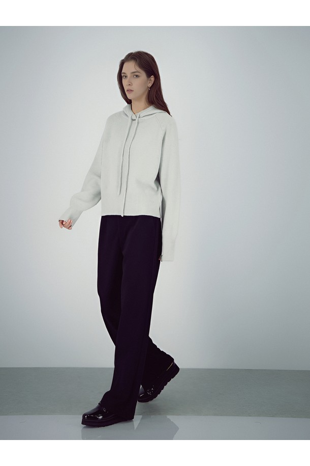 25FW 후디 울 니트 (L.Grey)는 여성용으로, 가을과 겨울에 따뜻하게 착용할 수 있는 레귤러핏 후디 니트입니다. 부드러운 촉감의 울 소재로 제작되었으며, 베이직하고 캐주얼한 스타일을 연출합니다. 라이트 그레이 컬러의 무지 디자인에 긴 소매 기장과 후드 스트링으로 포인트를 더했습니다. 두꺼운 두께감으로 보온성을 높였으며, 캐주얼, 미니멀, 클래식 스타일을 즐겨 입는 고객에게 적합합니다.
