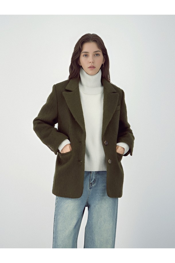 [25FW] 울 터틀넥 니트 _L.Grey는 여성용 상의 니트/스웨터입니다. 라이트 그레이 컬러의 베이직하고 미니멀한 스타일로, 가을, 겨울 시즌에 착용하기 좋습니다. 루즈핏 크롭 기장으로, 울 소재 특유의 부드러운 촉감과 보온성을 제공하며, 출근룩으로도 활용하기 좋은 아이템입니다. 긴 소매와 터틀넥 디자인으로 세련된 멋을 더합니다. 무지 패턴으로 어떤 하의와도 쉽게 매치할 수 있습니다.
