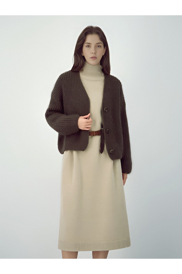 25FW 라비트 헤비 가디건 _브라운은 여성용으로, 가을과 겨울에 따뜻하게 입을 수 있는 헤비 카디건입니다. 울 소재로 제작되어 부드러운 촉감을 제공하며, 베이직하고 캐주얼한 스타일을 연출합니다. 레귤러 핏에 브이넥 디자인으로, 다양한 스타일의 의상과 매치하기 좋습니다. 무지 디자인에 긴 소매 기장으로, 유행을 타지 않고 오랫동안 활용할 수 있습니다. 일상생활에서 편안하면서도 세련된 룩을 완성해 보세요.
