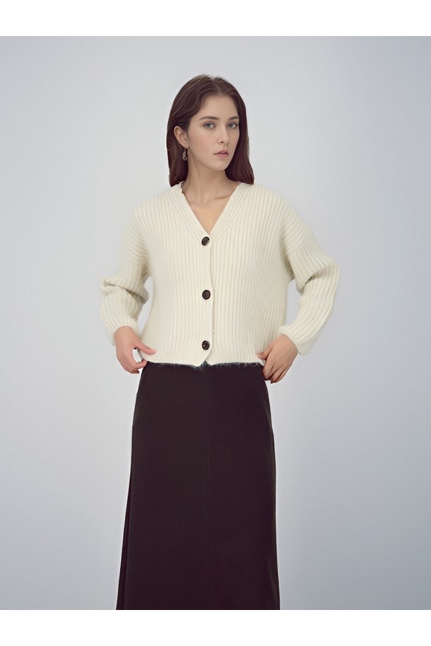 [25FW] 래빗 헤비 가디건 _아이보리'는 여성용 상의로, 가을과 겨울에 따뜻하게 입을 수 있는 두꺼운 두께감의 니트 가디건입니다. 아이보리 컬러의 베이직하고 캐주얼한 디자인으로, 무지 패턴과 케이블 무늬가 돋보입니다. 레귤러 핏에 후드 네크라인, 긴 소매 기장으로 편안함을 더했으며, 버튼 디테일과 리본 스트링으로 포인트를 주었습니다. 집콕룩이나 산책룩 등 캐주얼, 미니멀, 클래식 스타일을 즐겨 입는 분들께 추천합니다.
