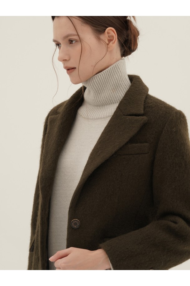 25FW 알파카 코트 재킷_브라운은 클래식하고 미니멀한 스타일을 추구하는 여성 고객을 위한 아우터입니다. 부드러운 촉감의 알파카 소재로 제작되어 가을과 겨울, 두 계절 동안 포근하게 착용할 수 있습니다. 넉넉한 오버핏에 싱글 버튼 여밈으로 편안함을 더했으며, 노치드 라펠 디자인이 세련된 분위기를 연출합니다. 오피스룩, 출근룩, 모임룩 등 다양한 TPO에 활용 가능하며, 시크한 무드를 더해줍니다. 브라운 컬러의 무지 디자인으로 어떤 스타일에도 쉽게 매치할 수 있습니다.
