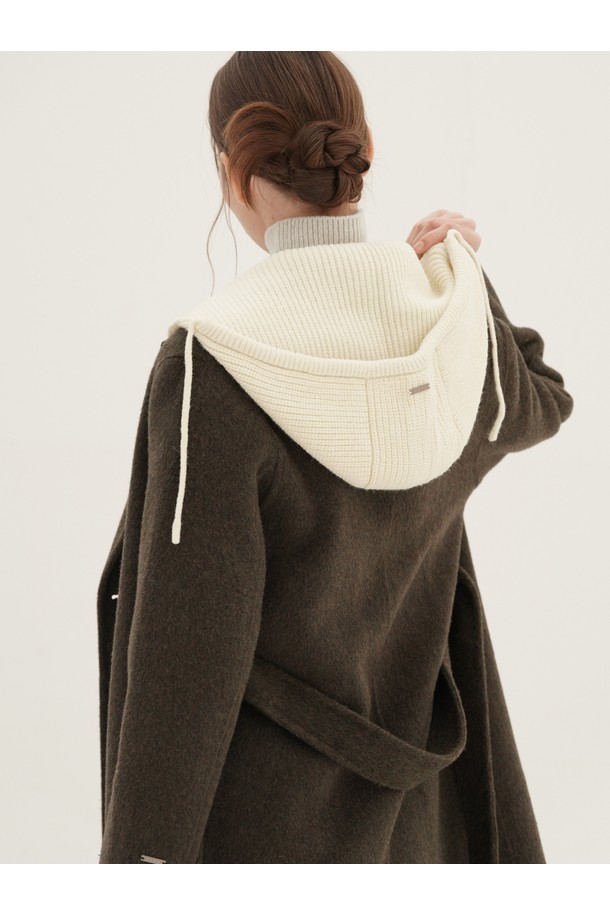 [25FW] 탈부착 후디 핸드메이드 코트 _카키는 미니멀하고 베이직한 스타일의 여성용 코트입니다. 가을과 겨울에 착용하기 좋으며, 출근룩과 모임룩에 모두 잘 어울립니다. 오버핏 디자인에 울 소재로 제작되어 따뜻하고 포근한 착용감을 선사합니다. 무지 패턴의 긴 소매 기장과 싱글 버튼 여밈 방식으로 미니멀, 클래식, 시크한 무드를 연출합니다. 특히 후드가 탈부착 가능하여 다양한 스타일을 연출할 수 있는 실용적인 핸드메이드 코트입니다.
