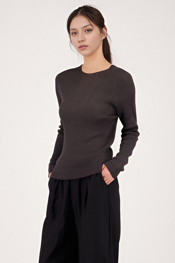 세련된 스타일을 완성해 줄 [25SS] 긴소매 골지 린넨 니트입니다. 차콜 컬러의 슬림핏 디자인으로, 레이온, 폴리에스터, 린넨, 나일론 혼방 소재에 메탈릭 원사를 더해 은은한 광택과 부드러운 촉감을 선사합니다. 봄, 여름, 가을, 겨울 사계절 내내 활용 가능하며, 신축성이 뛰어나 편안하게 착용할 수 있습니다.
