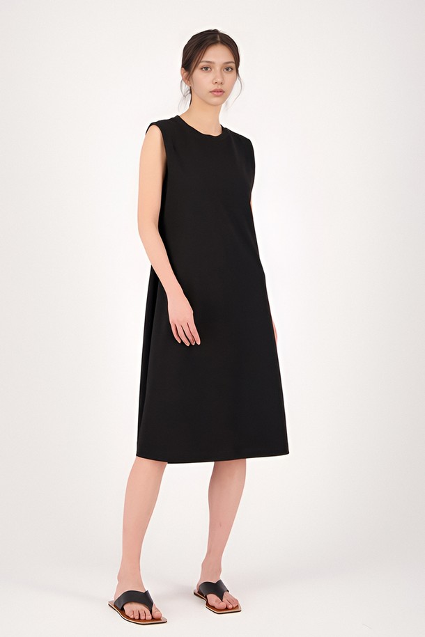 [25SS] 스웨트 슬리브리스 드레스 _블랙은 가볍고 부드러운 소재로 제작되어 편안한 착용감을 선사합니다. 봄, 여름, 가을, 겨울 사계절 내내 활용 가능한 데일리 아이템으로, 라운드넥과 A라인 핏이 베이직하면서도 미니멀한 스타일을 연출합니다. 티셔츠 소재의 민소매 디자인은 캐주얼한 무드를 더하며, 집콕룩, 동네 마실룩, 여행룩 등 다양한 TPO에 적합합니다. 필링 걱정 없이 세탁 후에도 형태가 유지되어 실용적입니다. 블랙 컬러의 무지 디자인으로 어떤 아이템과도 쉽게 매치할 수 있습니다.
